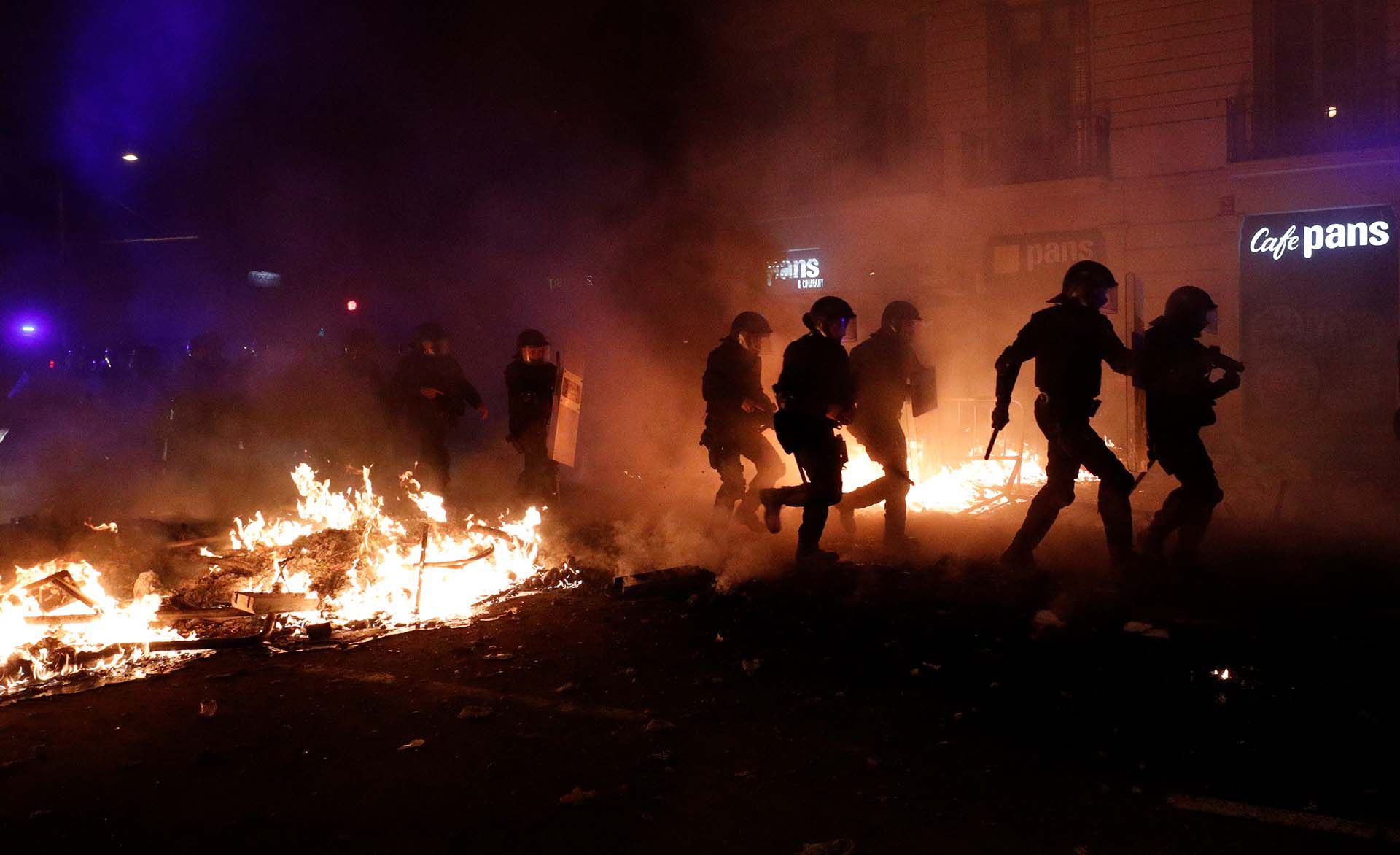 Hubo incidentes por quinta noche consecutiva (REUTERS/Albert Gea)