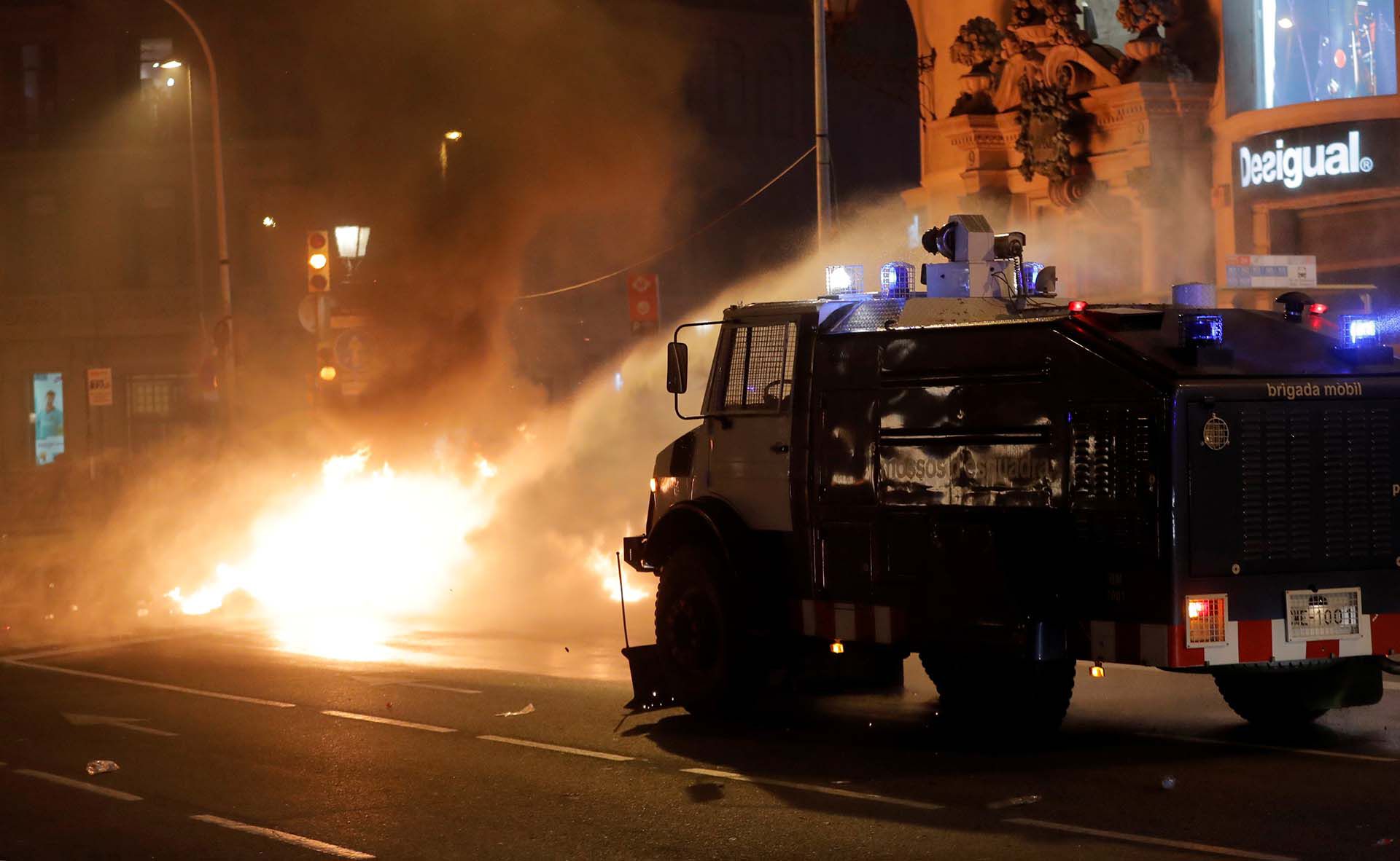 La Policía empleó una tanqueta para contener a los manifestantes (REUTERS/Juan Medina)