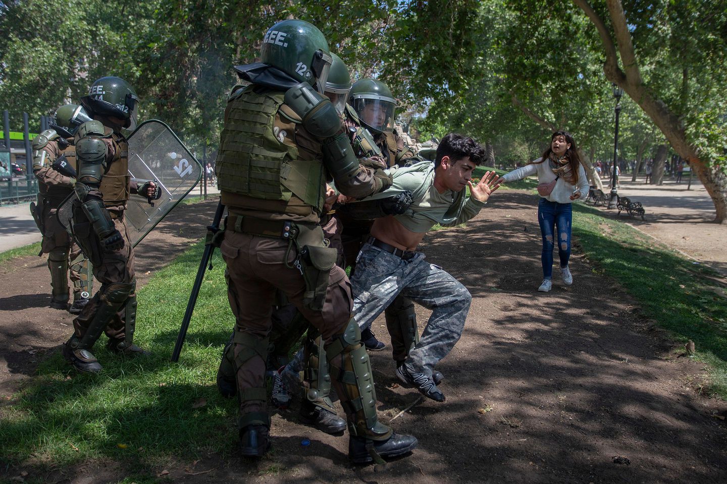 La Policía arresta a un manifestante en Santiago de Chile (Foto: Claudio Reyes/ AFP)