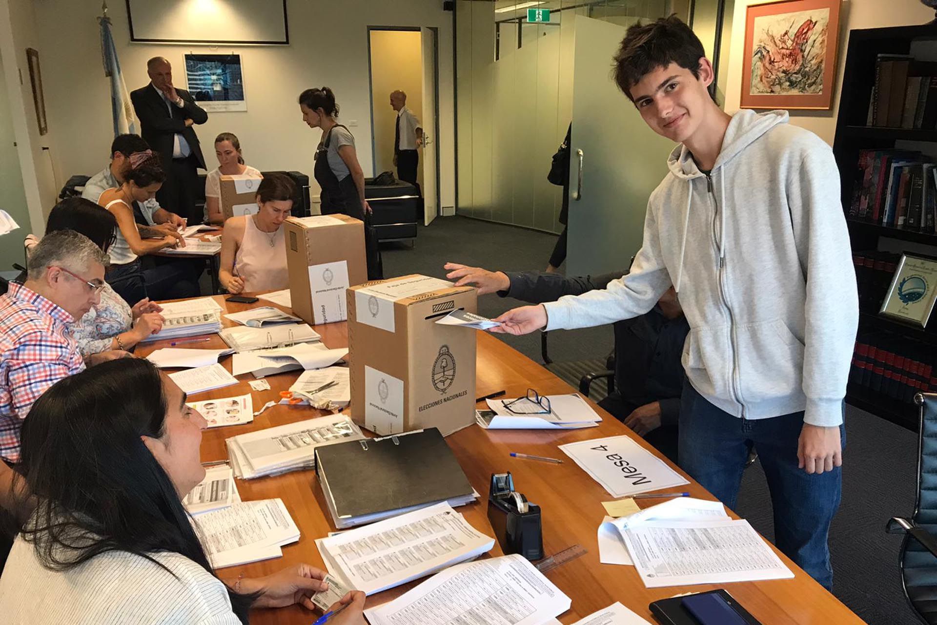 Un elector depositando su voto en Australia. Foto (Cancillería)