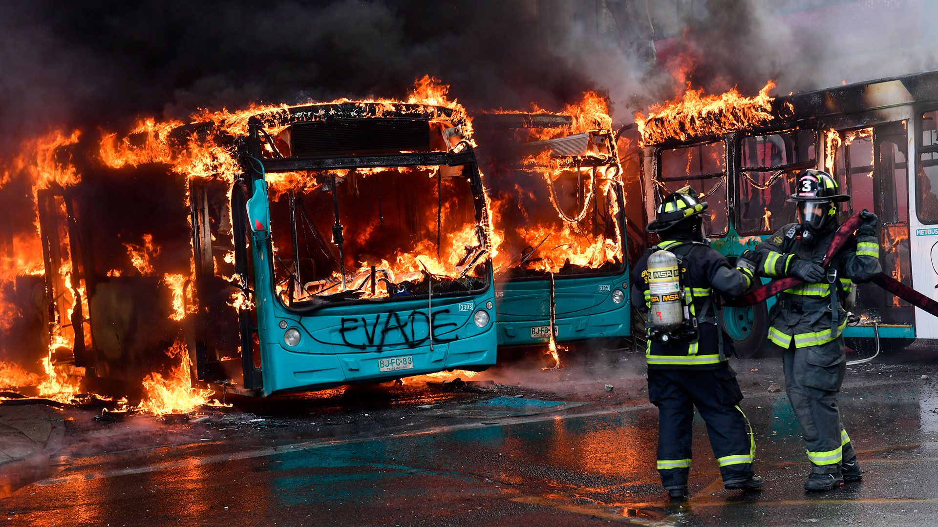 Jóvenes incendiaron autobuses en el marco de las protestas en Chile (AFP)
