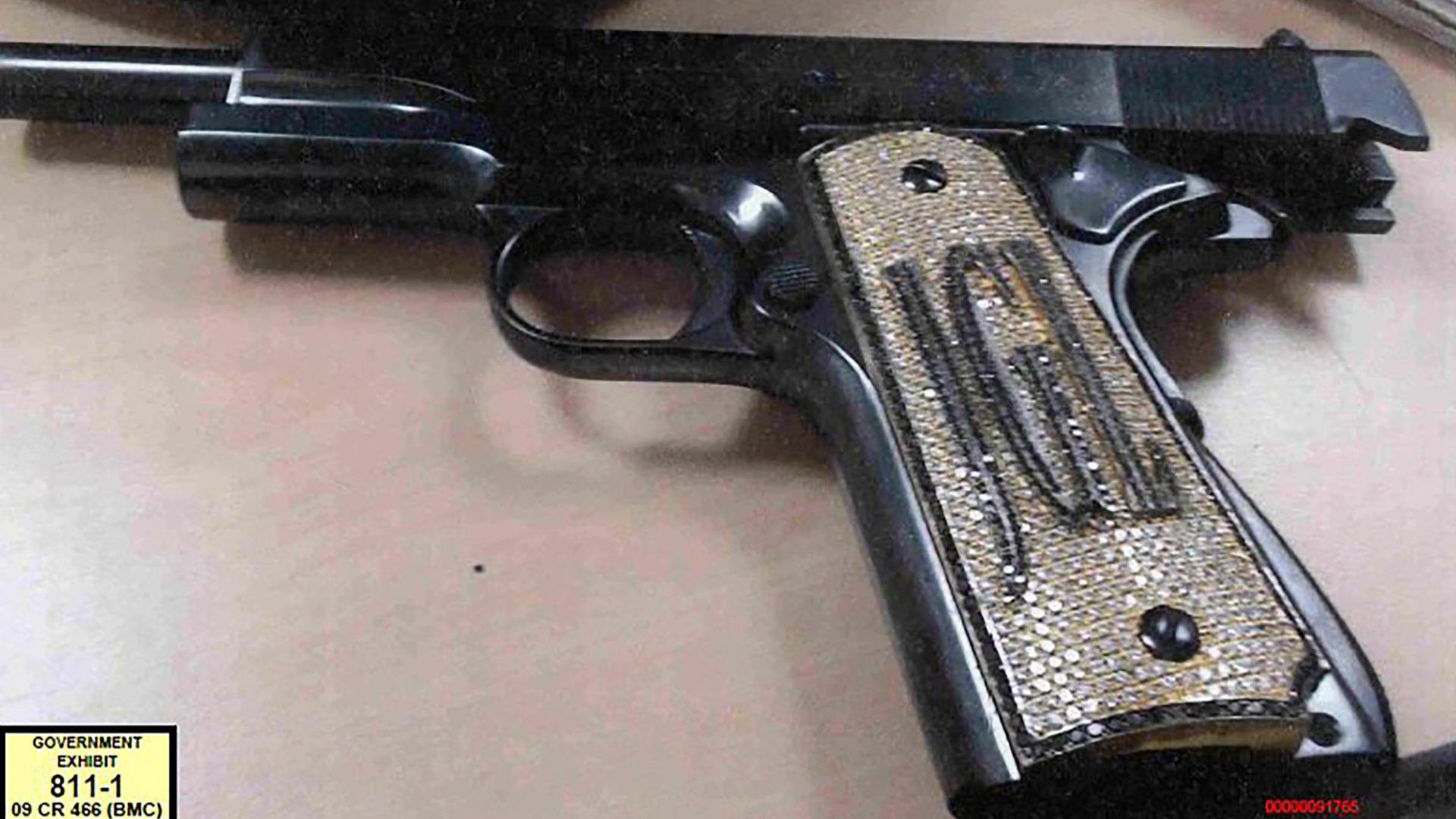 El arma de Guzmán Loera, con incrustaciones en diamantes, es una prueba de la riqueza del narcotraficante (Foto: AFP)