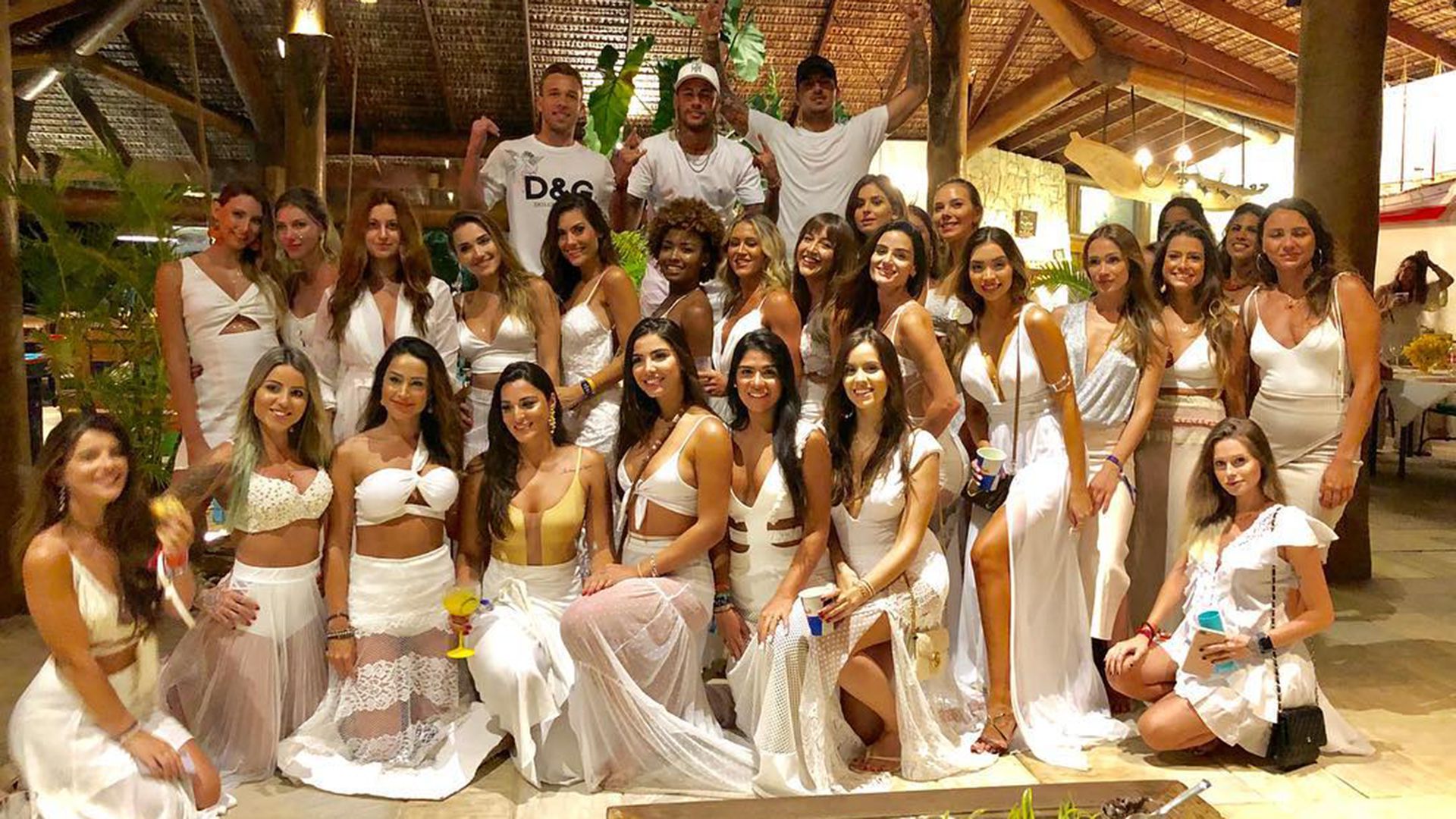 La publicación de Neymar junto a su compatriota Arthur y rodeado de varias mujeres en una fiesta de fin de año