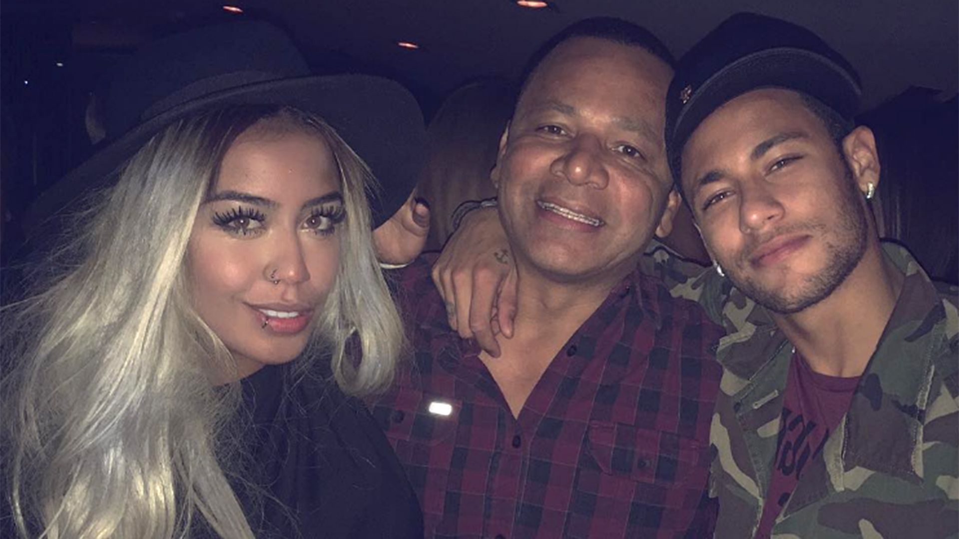 Neymar junto a su padre y hermana