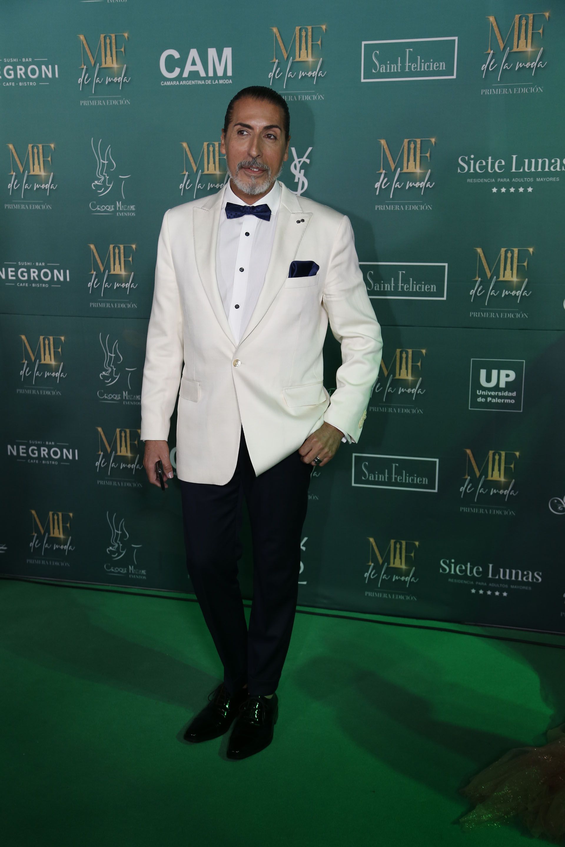 Cesar Jurisich, nominado a mejor crítico de moda y a mejor panelista masculino, con un smoking de saco blanco impoluto pantalones de vestir negros (Nicolás Aboaf)