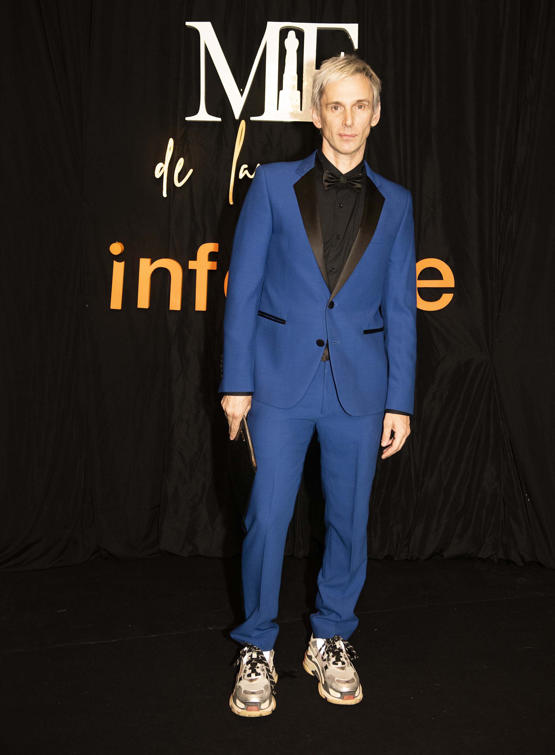 El diseñador Fabián Paz con un look descontracturado de traje azul y negro, combinado con unas "ugly shoes" (Adrián Escandar) 