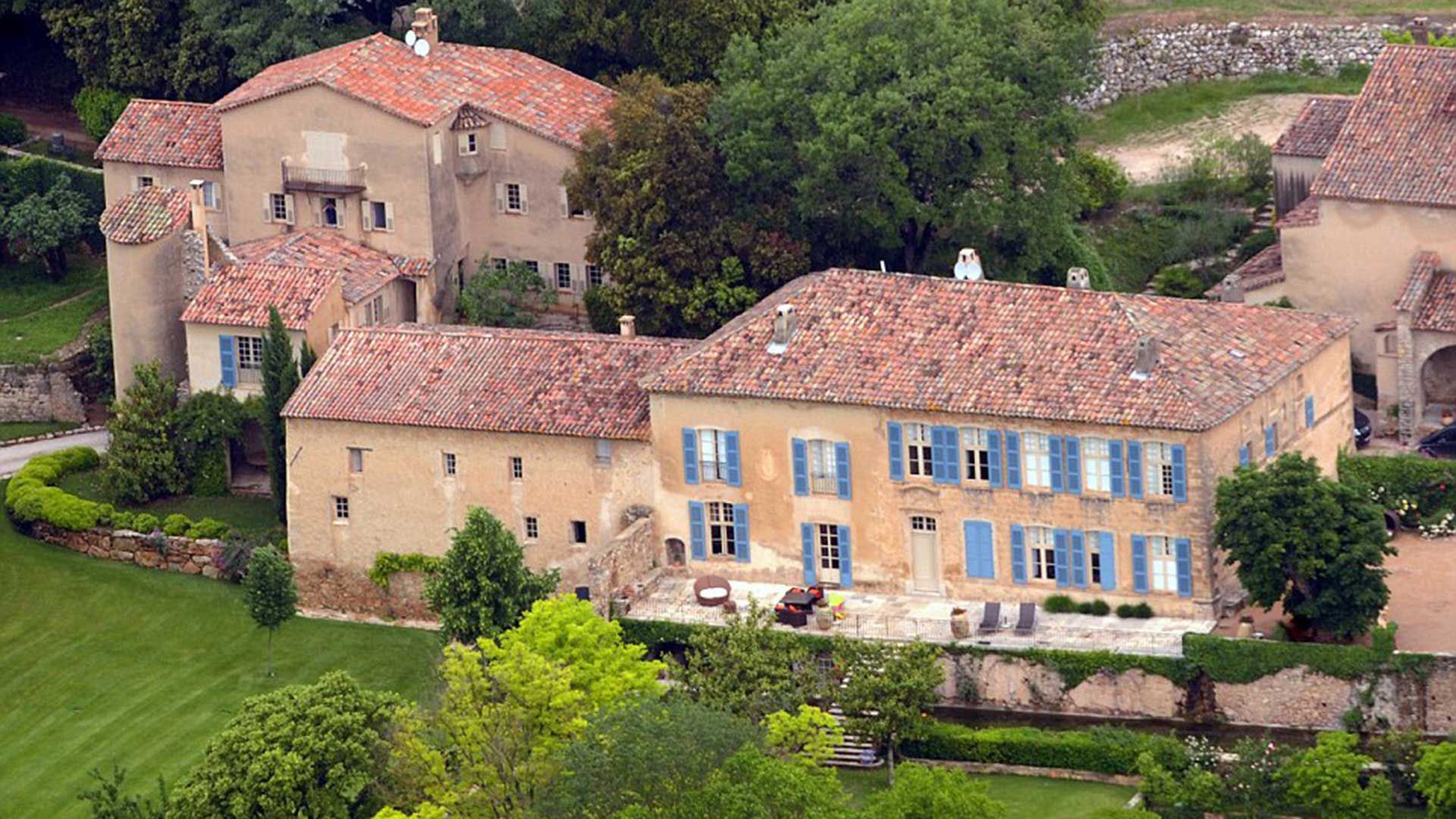 Chateau Miraval está ubicada en la Provenza francesa en un pueblo de Correns, justo al norte de Brignoles, un pueblo en el departamento de Var en el sur de Francia 