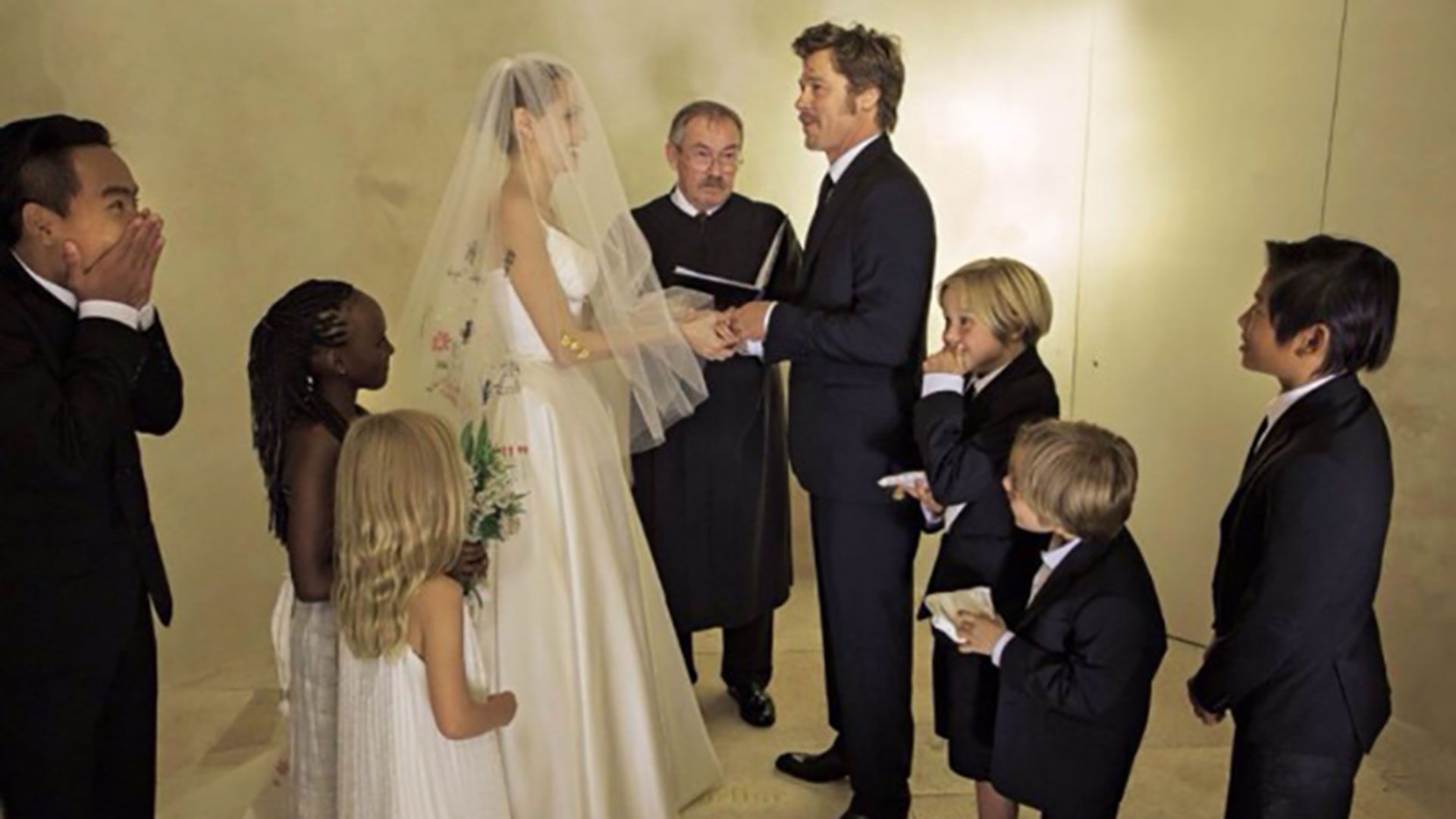 El casamiento de Brad Pitt y Angelina Jolie. La actriz lució un vestido de novia de Luigi Massi para Versace y un velo decorado con dibujos suyos y de sus hijos 