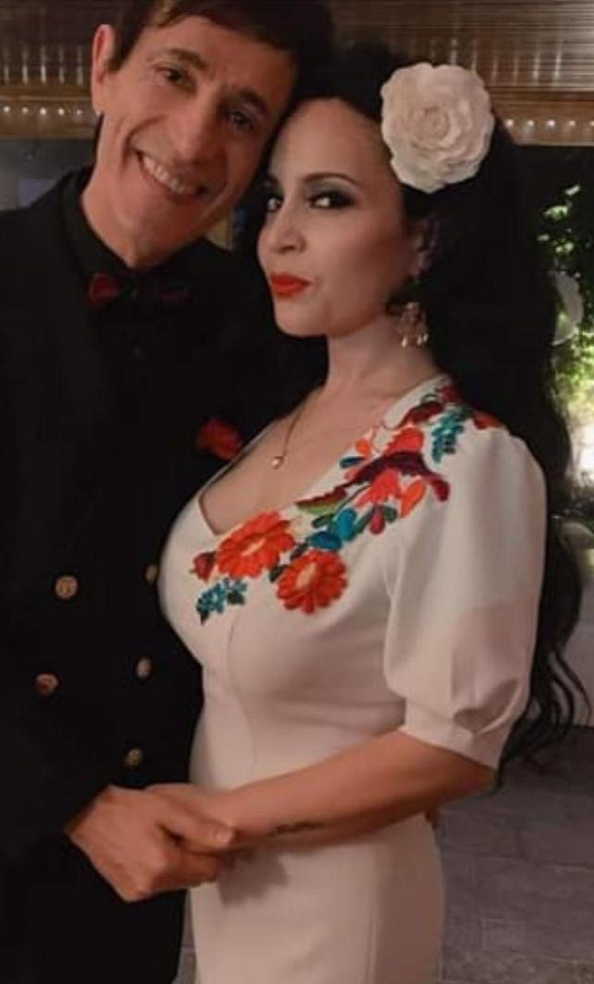 Isabelita Sarli junto a Héctor Maugeri, uno de los invitados a la boda íntima