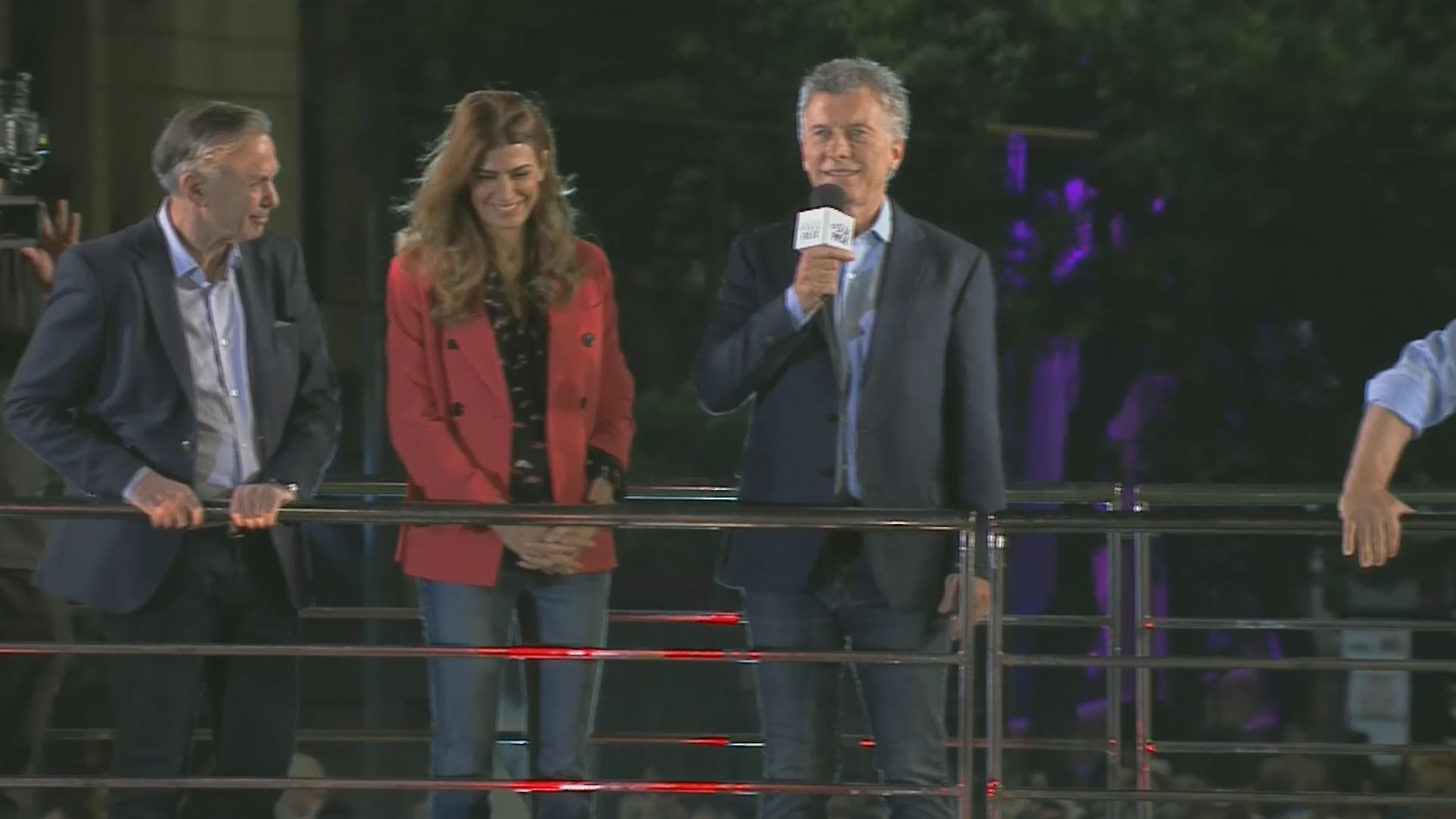 Miguel Ángel Pichetto y Juliana Awada acompañaron a Mauricio Macri en el escenario 