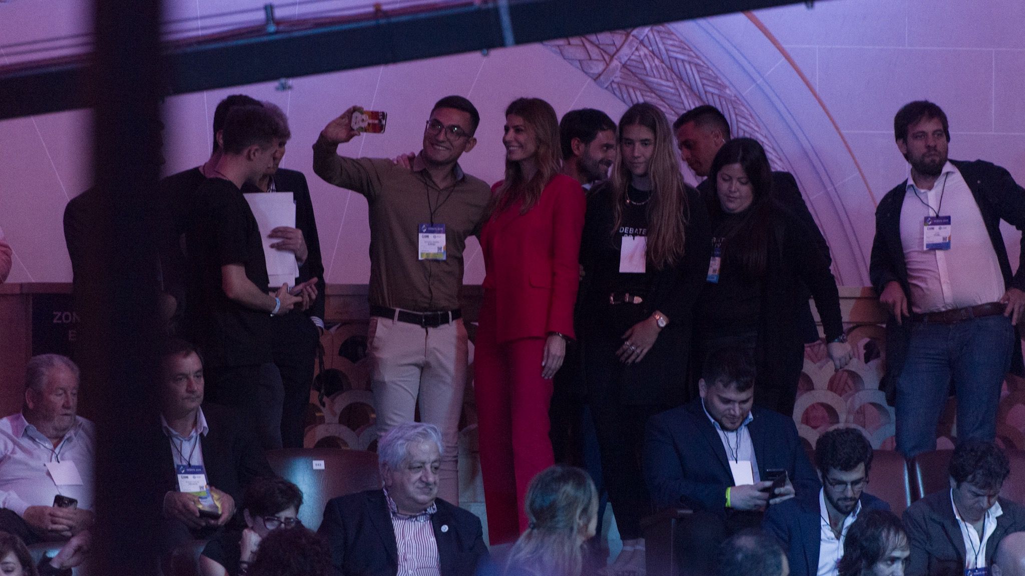 La Primera dama, Juliana Awada, se tomó fotos con quienes se lo solicitaron durante el descanso del debate que se extendió por más de dos horas (Adrián Escandar)