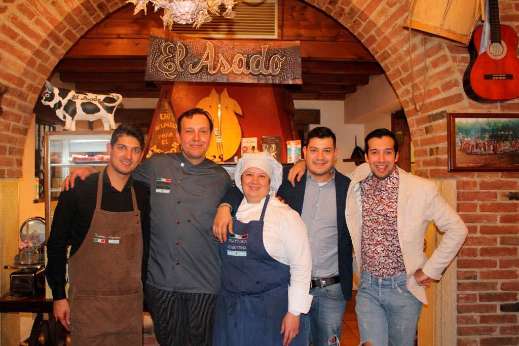 Lucas, sus padres y sus hermanos, una postal familiar en su restaurante de Italia