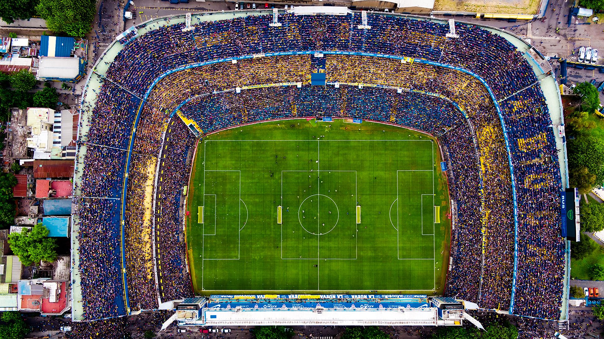 El estadio Alberto J Armando, mejor conocido como "La Bombonera", pertenece al Club Atletico Boca Juniors y fue inaugurado el 25 de mayo en 1940. Actualmente cuenta con una capacidad para más de 49 mil espectadores.