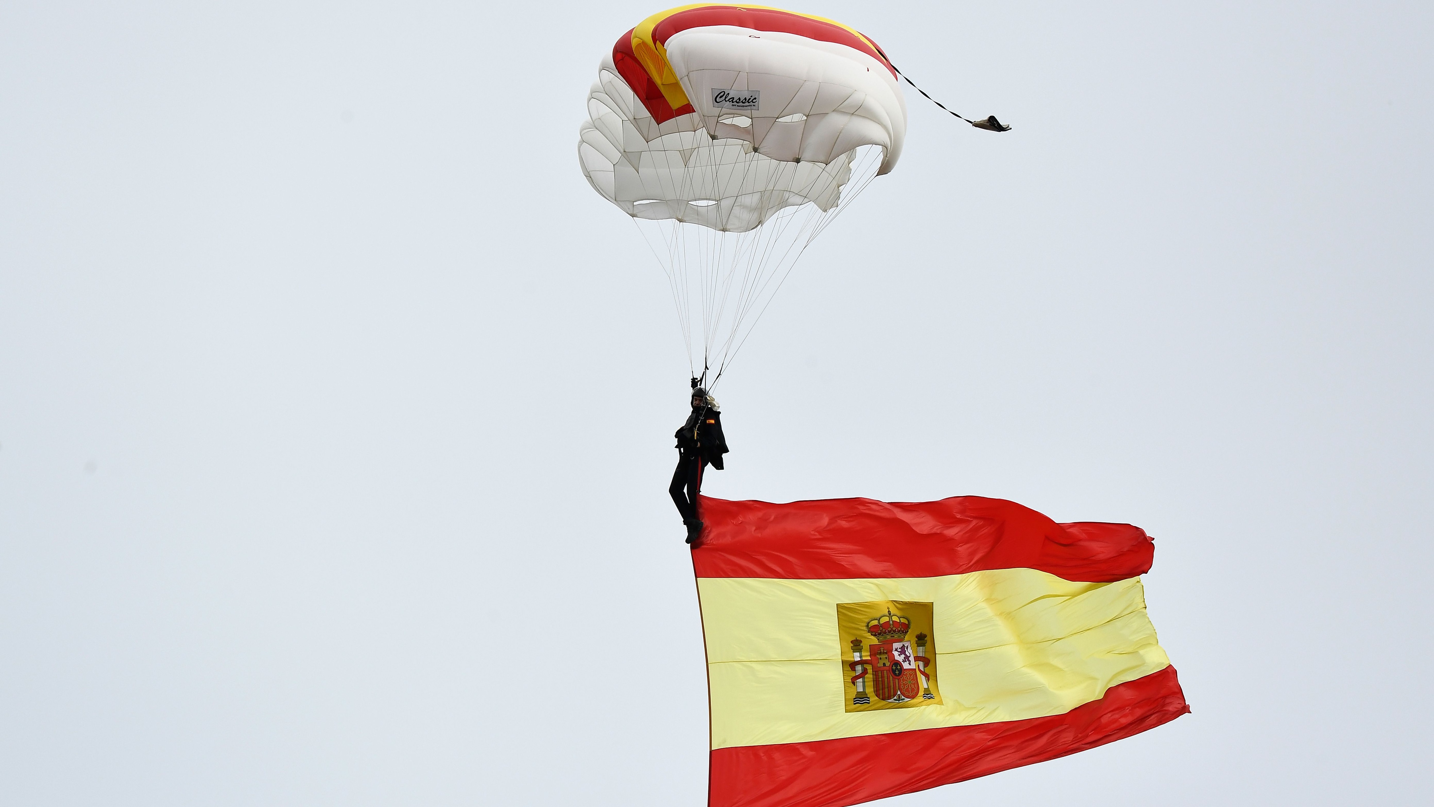 El paracaidista con la bandera española (AFP)