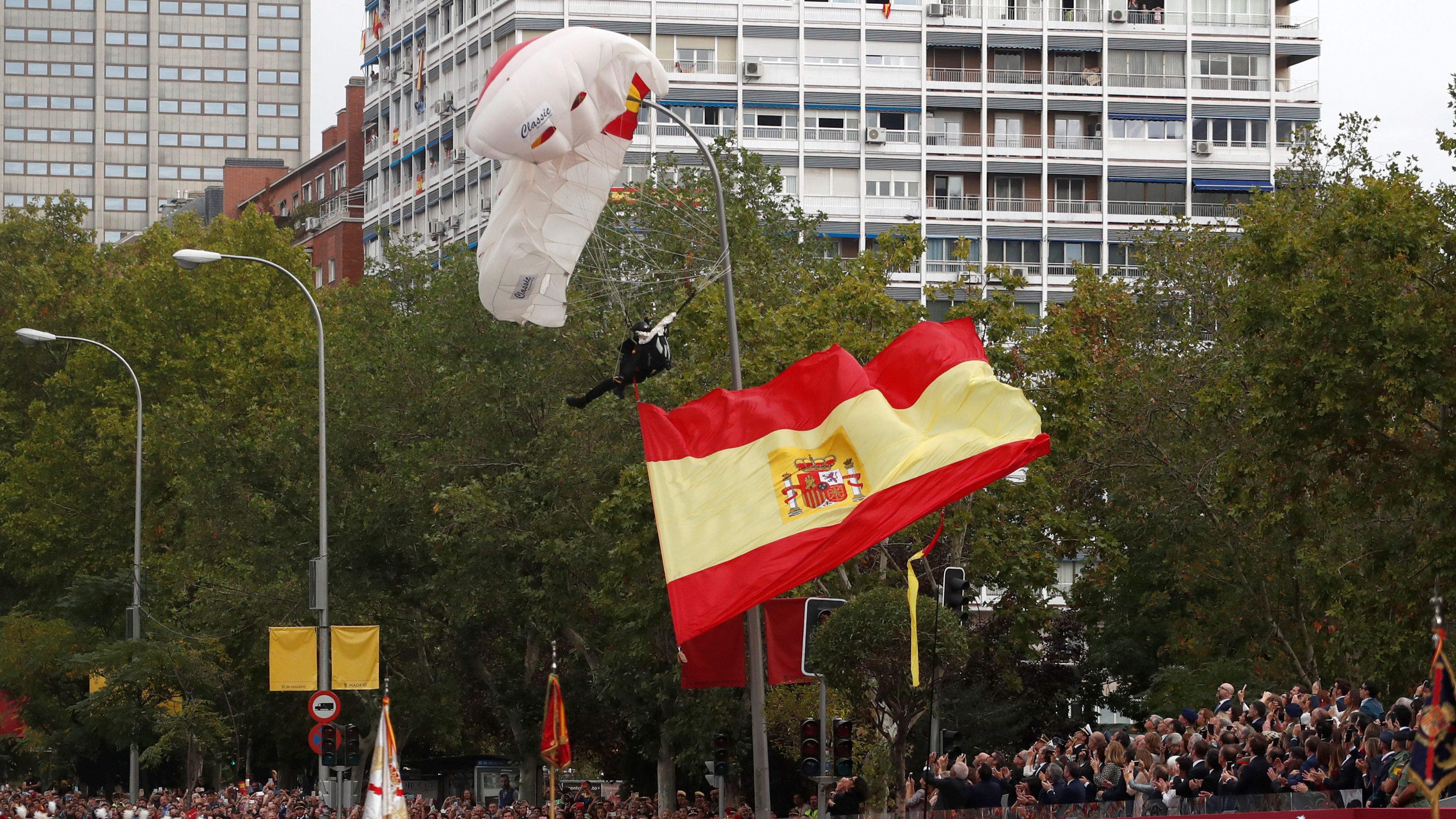 El desfile por el Día de la Fiesta Nacional española comenzó de forma accidentada este sábado (REUTERS/Sergio Perez)