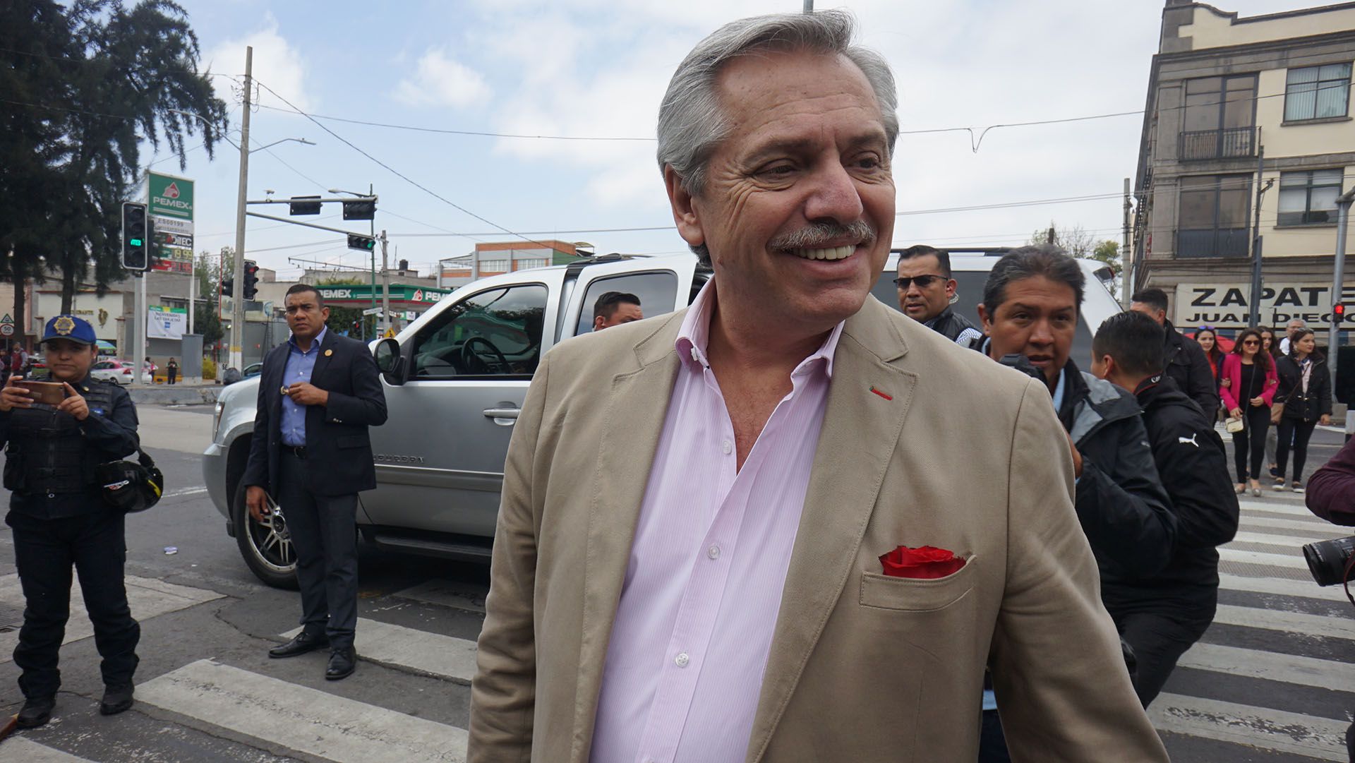 El presidente electo Alberto Fernández a la salida de la basílica de Guadalupe en México