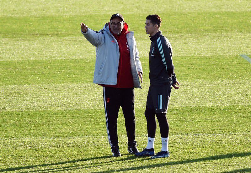 El entrenador de la Juventus, Maurizio Sarri, conversa con el delantero portugués Cristiano Ronaldo en una sesión de entrenamiento. Noviembre 25, 2019. REUTERS/Massimo Pinca