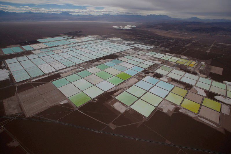 FOTO DE ARCHIVO. Vista aérea de las piscinas de salmuera de SQM para la producción de litio en el Salar de Atacama, en el norte de Chile. REUTERS/Iván Alvarado