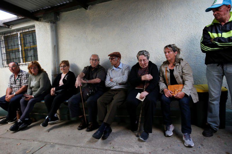 Gente espera para emitir sus votos en El Cerro, Montevideo, Uruguay,.24 de noviembre de 2019. REUTERS/Mariana Greif