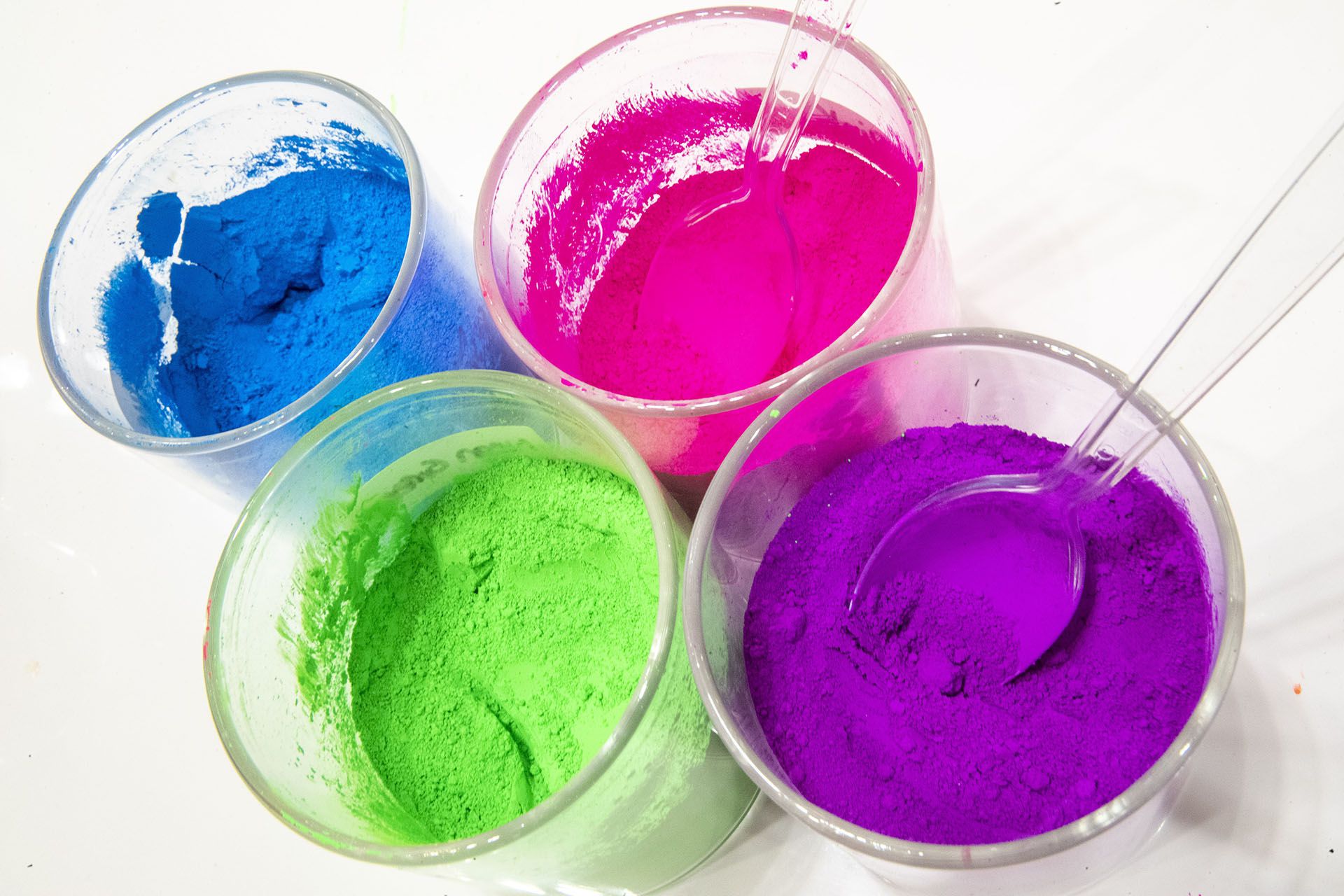 Los polvos colorantes para darle color al slime a gusto del cliente (AP Photo/Mary Altaffer)