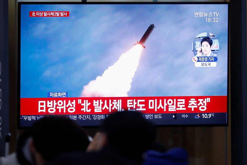 Foto de archivo. Personas miran una transmisión de televisión de un informe de noticias sobre Corea del Norte disparando un proyectil no identificado, en Seúl, Corea del Sur. 28 de noviembre de 2019. REUTERS/Kim Hong-Ji.