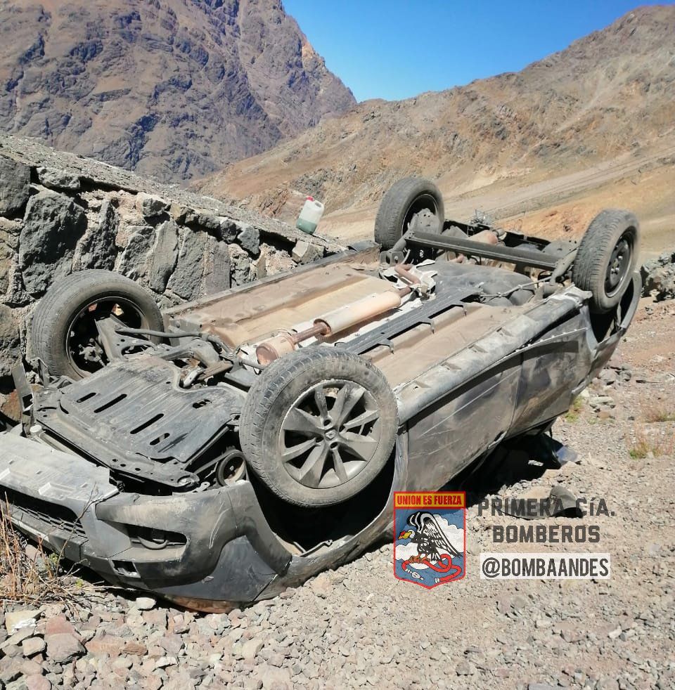 Así quedó el auto tras el accidente (Primera Compañía Bomberos Los Andes)