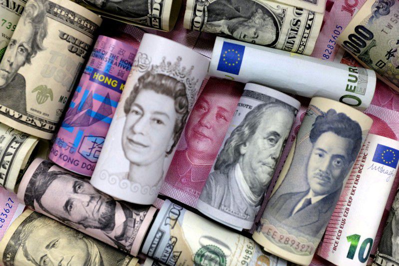 Imagen de archivo de billetes de euro, dólares de Hong Kong y de EEUU, yenes, libras y yuanes. 21 enero 2016. REUTERS/Jason Lee