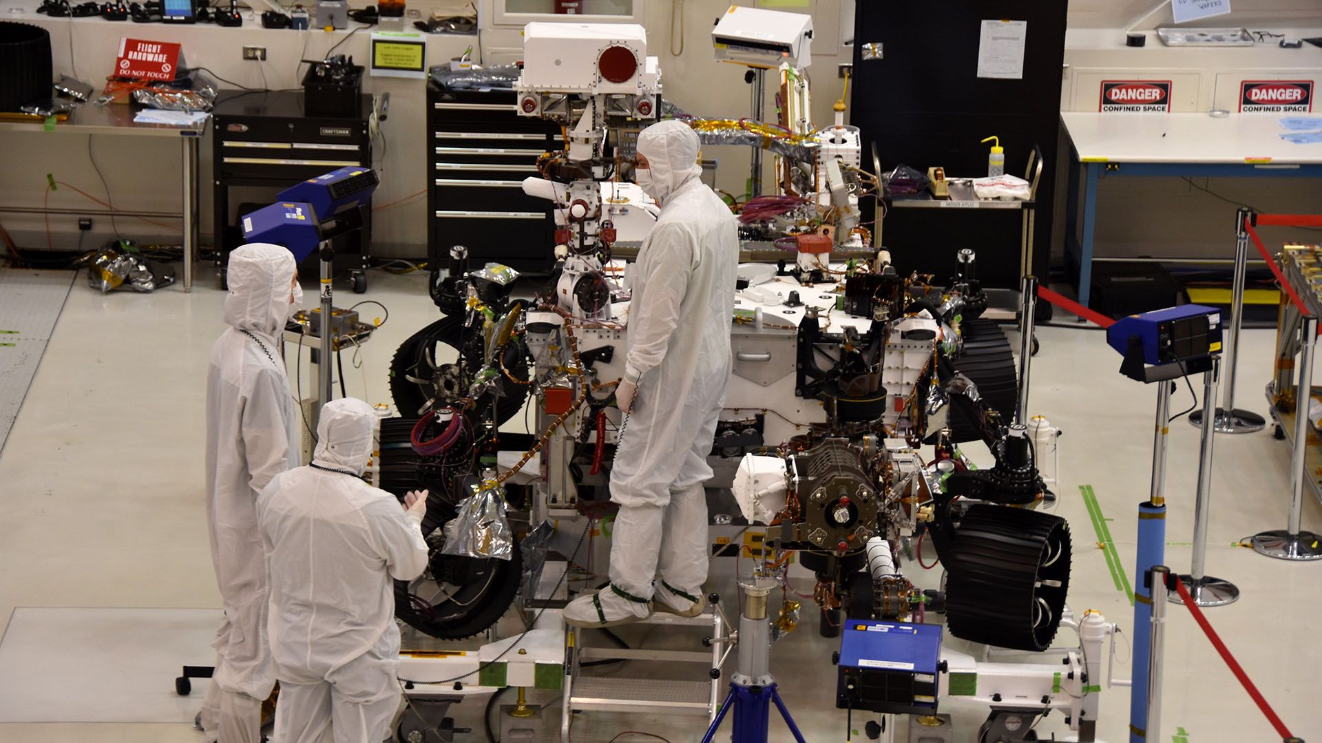 Ingenieros del Laboratorio de Propulsión de la Agencia Nacional Aeroespacial estadounidense (JPL-NASA) trabajan en la construcción del robot "Mars 2020", el 16 de julio de 2019, en Pasadena, California (Estados Unidos). EFE/ Iván Mejía