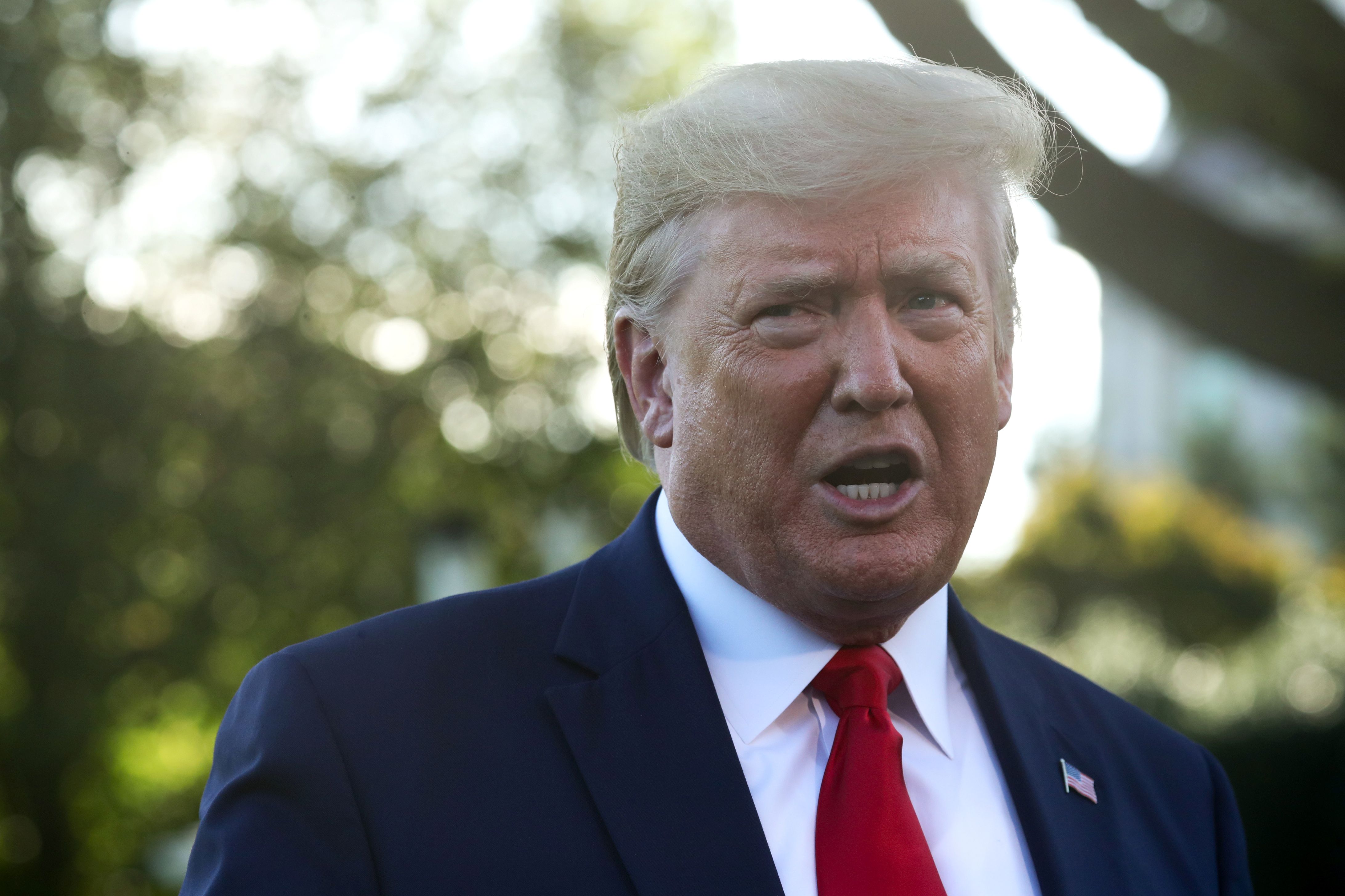Donald Trump habla con reporteros en el jardín sur de la Casa Blanca en Washington el 10 de octubre de 2019 (REUTERS/Jonathan Ernst)