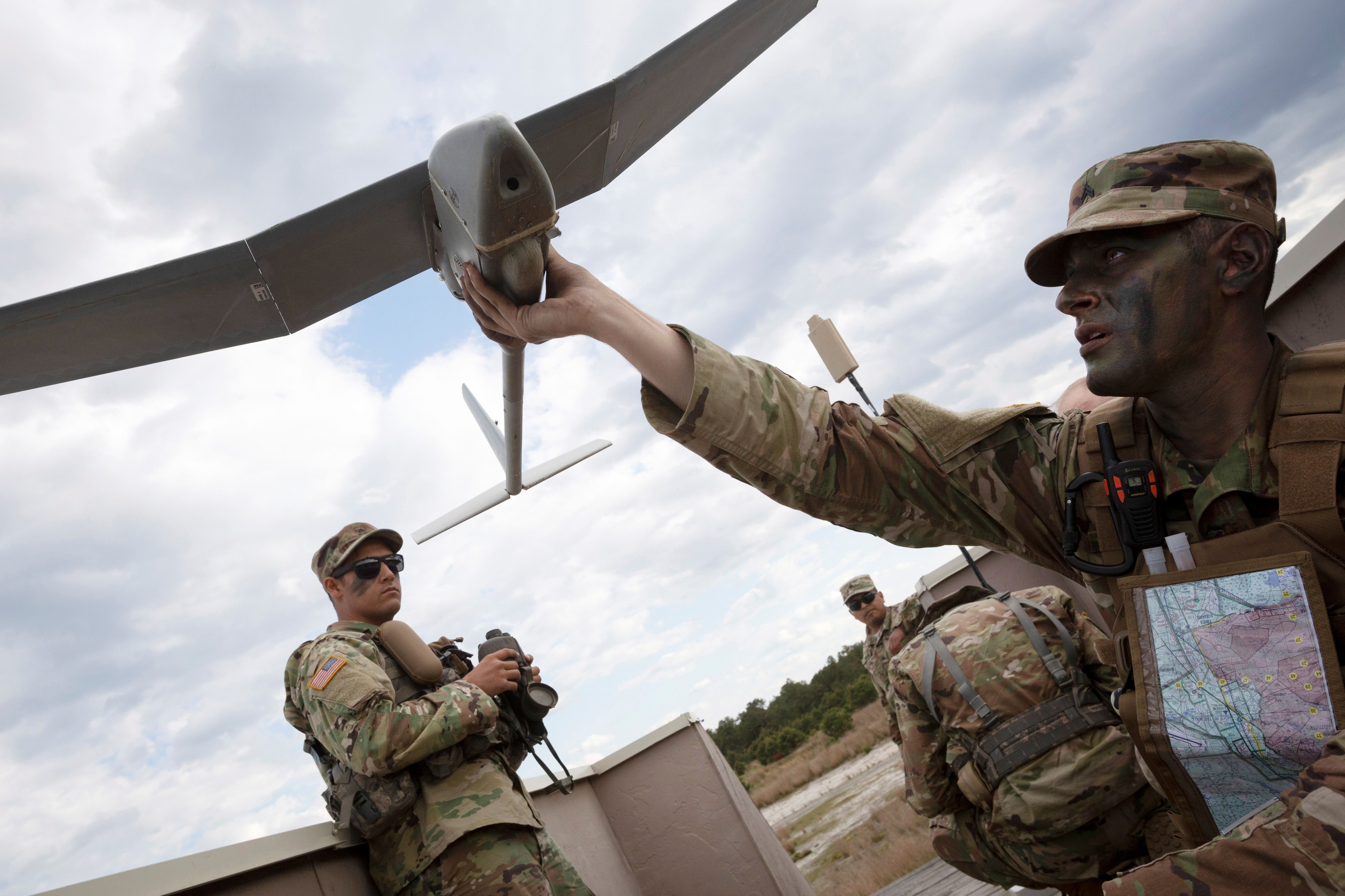 Un cabo de la Guardia Nacional verifica un drone durante un entrenamiento de campo en la Base Conjunta McGuire-Dix-Lakehurst, Nueva Jersey (New Jersey National Guard/Mark C. Olsen/Handout via REUTERS)