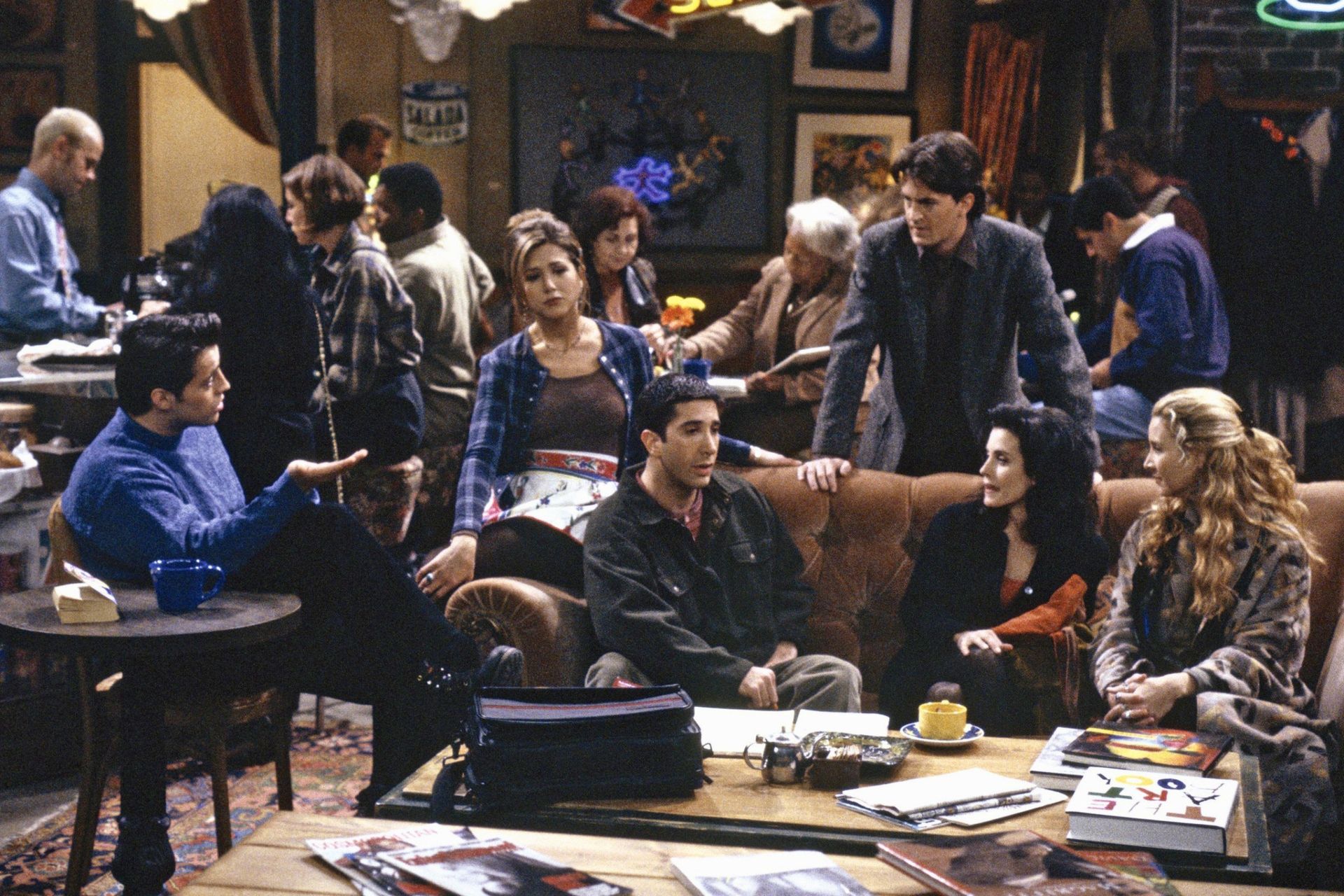 Friends, en el Central Perk, de izquierda a derecha: Joey (Matt LeBlanc), Rachel (Jennifer Aniston), Ross (David Schwimmer), Chandler (Matthew Perry), Monica (Courteney Cox) y Phoebe (Lisa Kudrow)