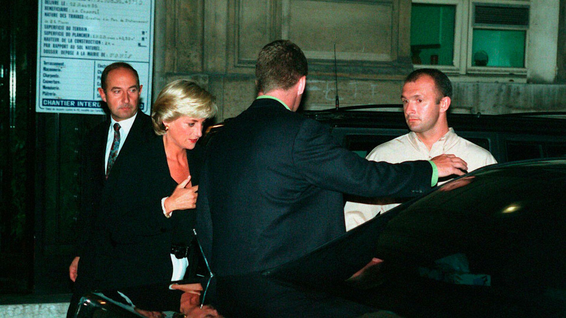 Diana deja su apartamento en Arsene Houssaye Street con sus guardaespaldas, Alexander "Kes" Wingfield y Trevor Rees-Jones para ir al Hotel Ritz de París (GROSBY GROUP)