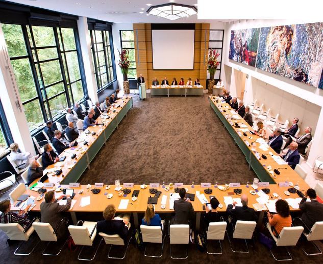 Una reunión del Consejo Económico Social o Modelo Pólder que funciona en Holanda para resolver conflictos