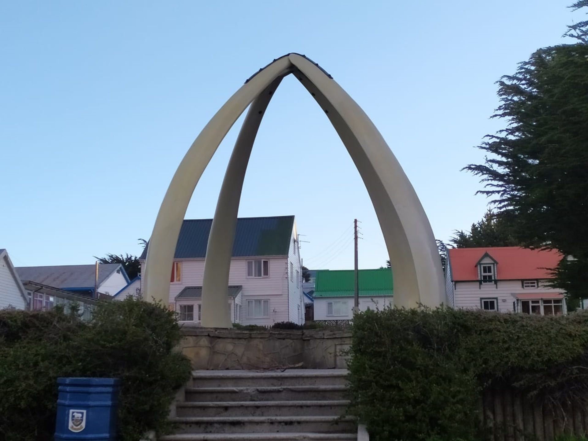 Monumento formado arco con huesos de costillas de ballena