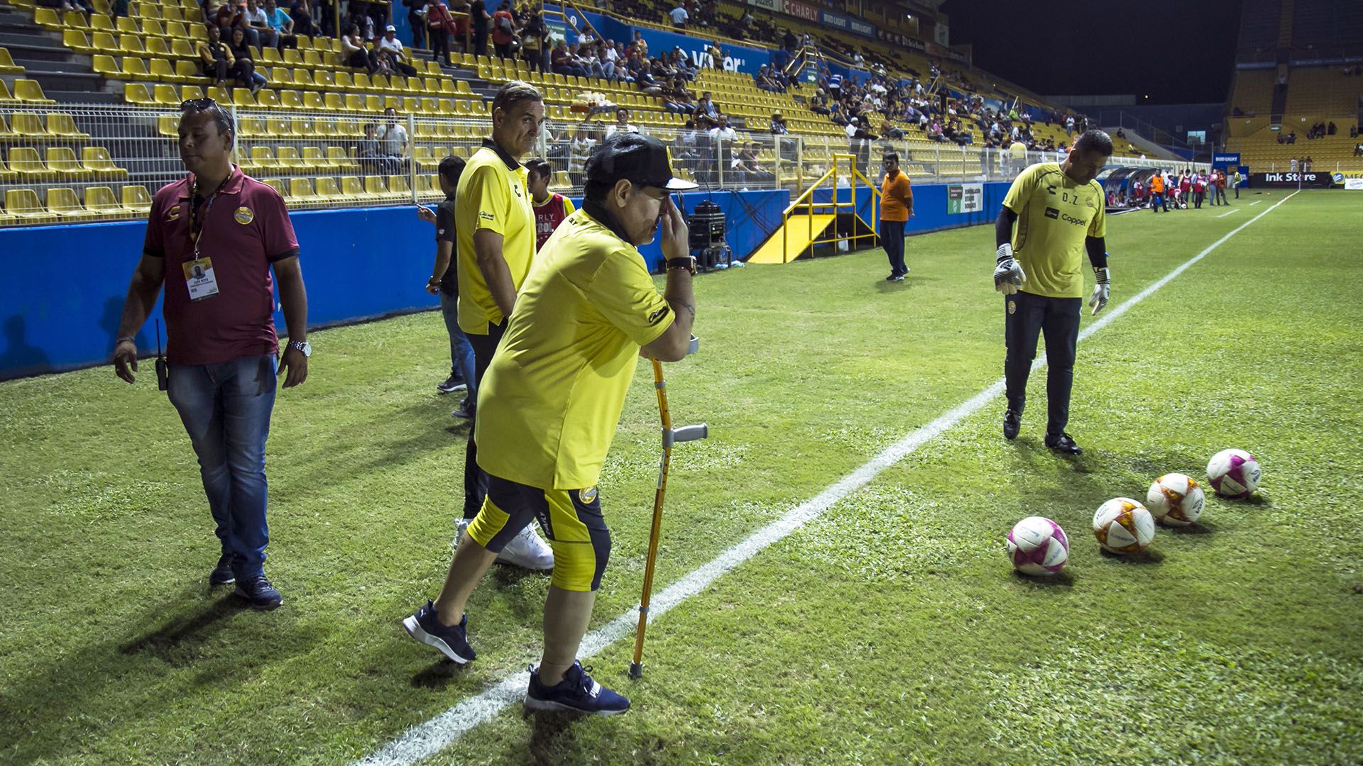 Una de las imágenes más emocionantes que muestra el documental es cuando Maradona vuelve a patear una pelota (AFP)