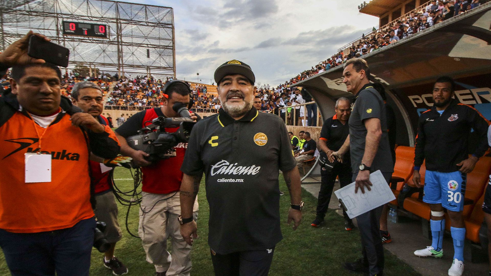 Maradona se mostró esquivo ante las cámaras de Netfliz al principio (AFP)
