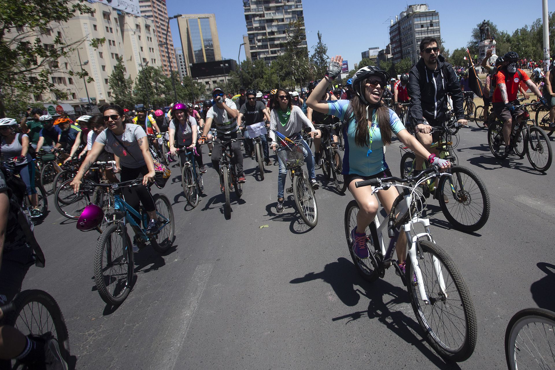 Los ciclistas recorrieron toda la ciudad hasta llegar al barrio de Las Condes, donde vive el presidente (AFP)