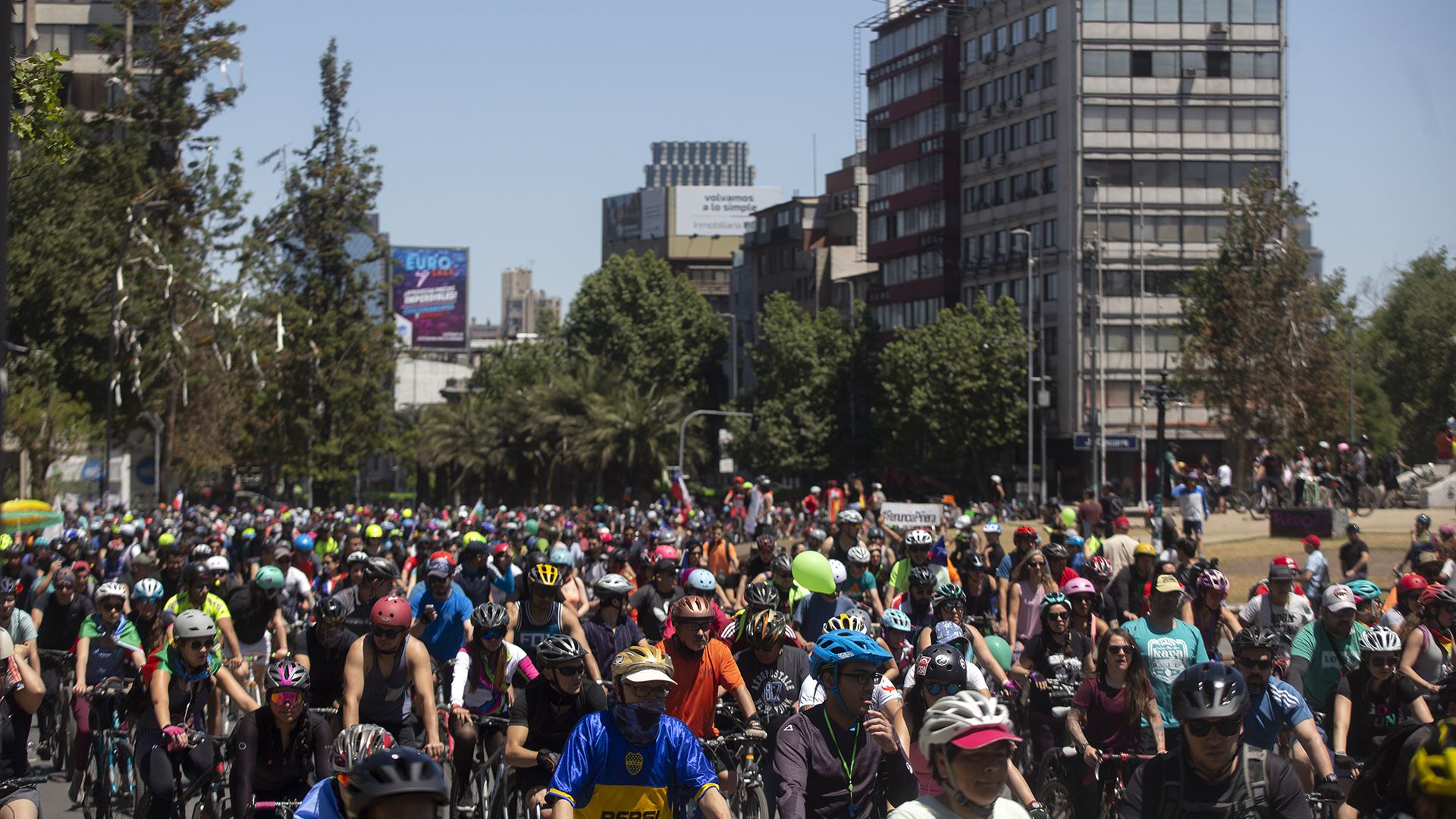 Personas en bicicleta participan en un mitin contra el gobierno del presidente Sebastián Piñera en Santiago el 3 de noviembre de 2019.(Foto de Claudio REYES / AFP)