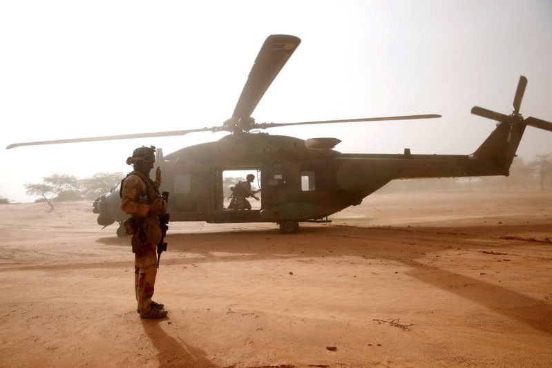 Imagen de archivo de un soldado francés haciendo guardia frente a un helicóptero militar NH90 Caiman durante la Operación Barkhane en Ndaki, Mali. 29 de julio, 2019. REUTERS/Benoit Tessier/Archivo