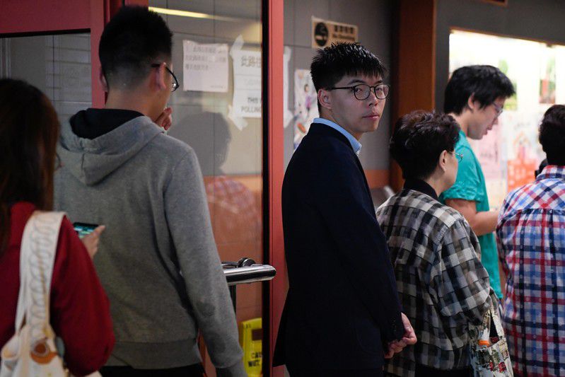 El candidato descalificado y activista prodemocracia Joshua Wong hace cola para votar en las elecciones del consejo de distrito en Hong Kong, el 24 de noviembre de 2019. REUTERS/Laurel Chor