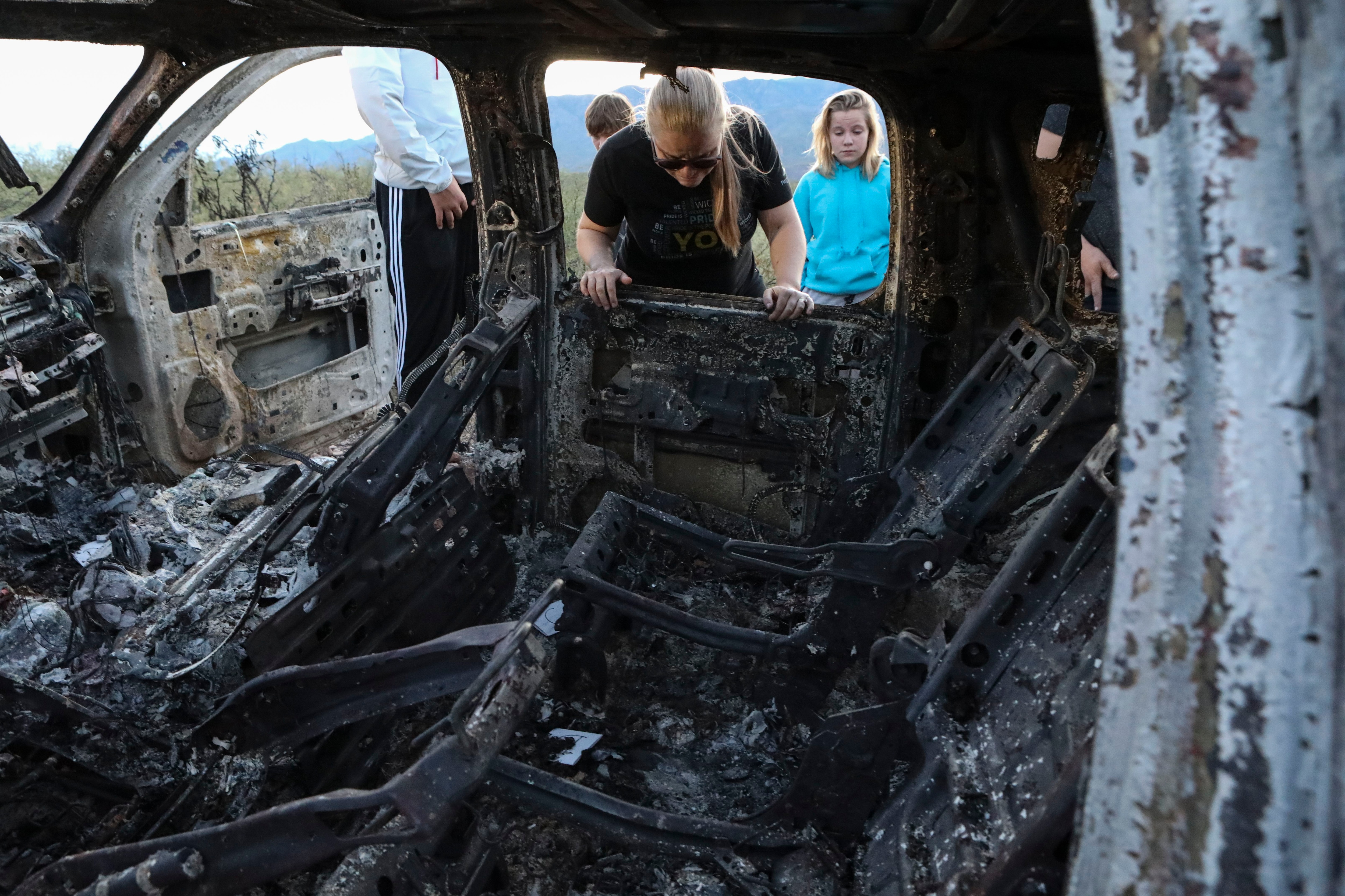 El vehículo donde parte de los nueve miembros de la familia LeBarón fueron asesinados y quemados durante una emboscada de pistoleros en Bavispe el 5 de noviembre de 2019 (Foto de Herika MARTINEZ / AFP)