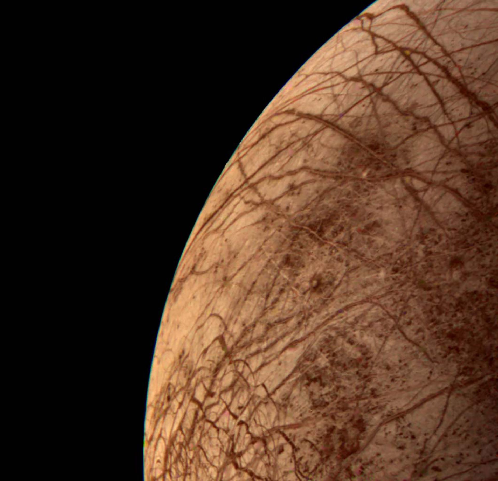 La intriga sobre Europa. El 9 de julio de 1979, la misión Voyager 2 tomó esta imagen de la luna de Júpiter "Europa". Se observaron grietas de color rojizo en su superficie helada. Se empezó a sospechar de que ese satélite natural puede contener condiciones propicias para la vida. El equipo del argentino Lucas Paganini encontró agua en forma de vapor. El vapor irrumpe en grandes géiseres en Europa. (NASA/Paganini)