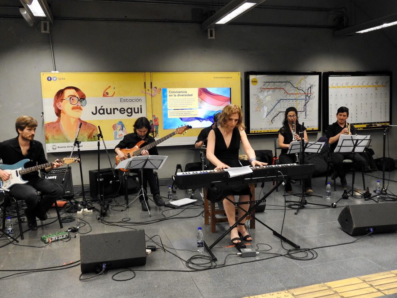 El martes 3 de diciembre, la compositora, pianista y música académica, Calenna Garba, referente en Derechos Humanos, brindó un concierto en la Estación de la Línea H Carlos Jáuregui