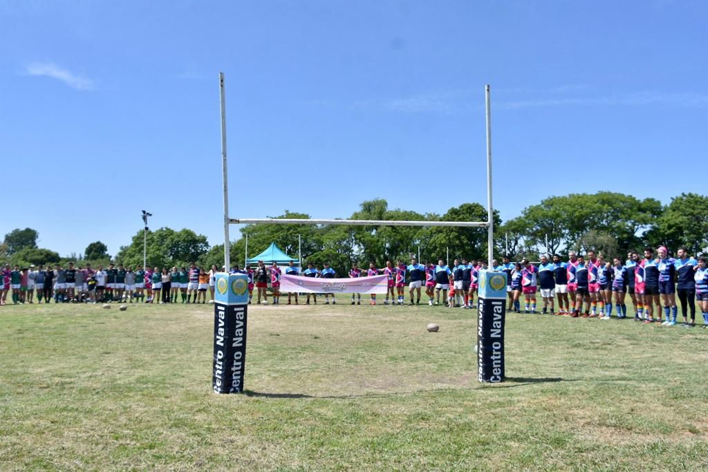 Los equipos formados próximos a los postes de una de las canchas de rugby del Centro Naval
