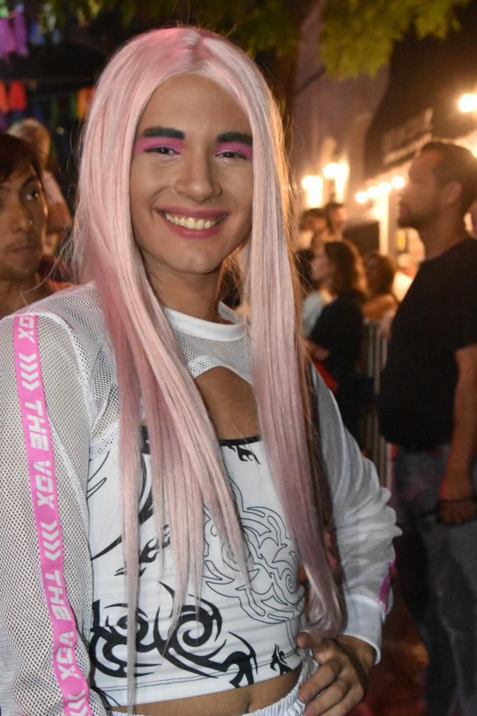 La artista y joven cantante drag La Queen brindó un show en el cierre del festival