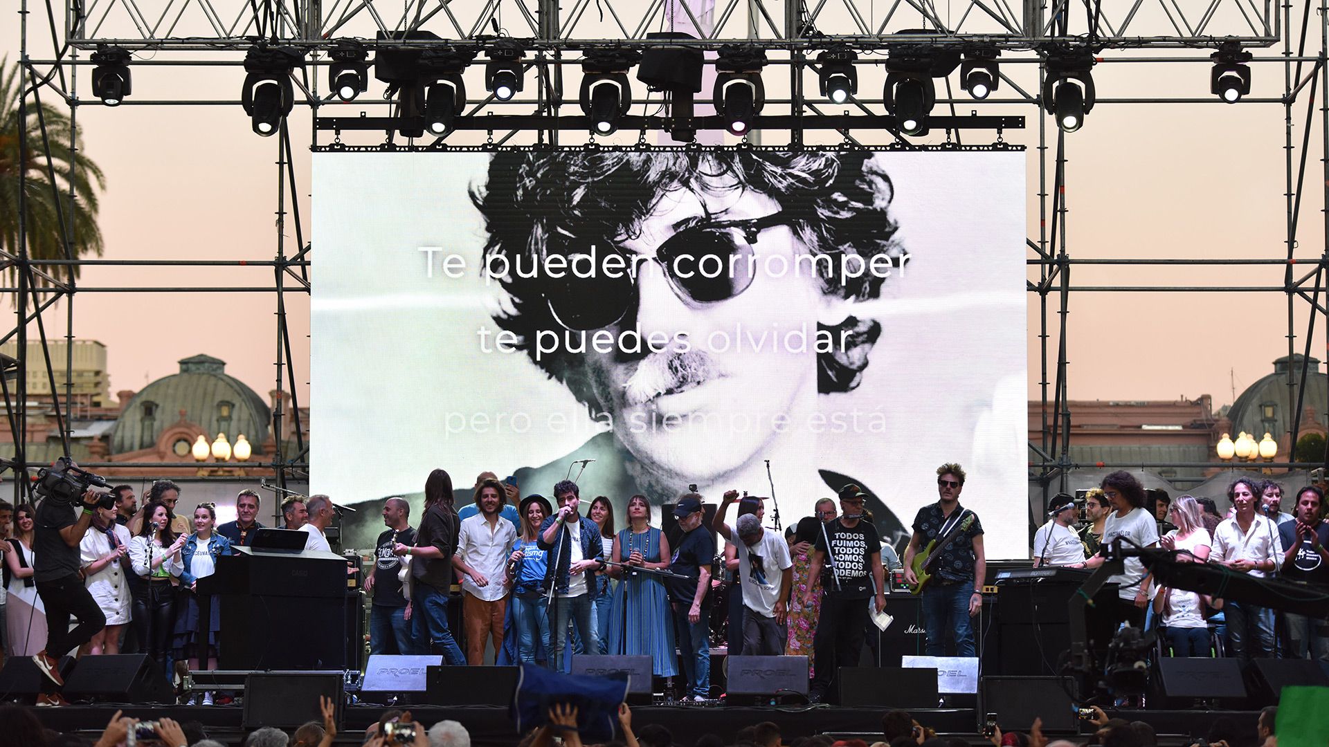 Más de 30 músicos cantaron junto a ciudadanos de 380 puntos del país la canción Inconsciente colectivo, de Charly García (Franco Fafasuli)