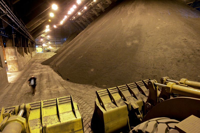 Imagen de archivo de concentrado de cobre para la exportación almacenado en Punta Chungo, Chile. 7 julio 2010. REUTERS/Víctor Ruiz Caballero