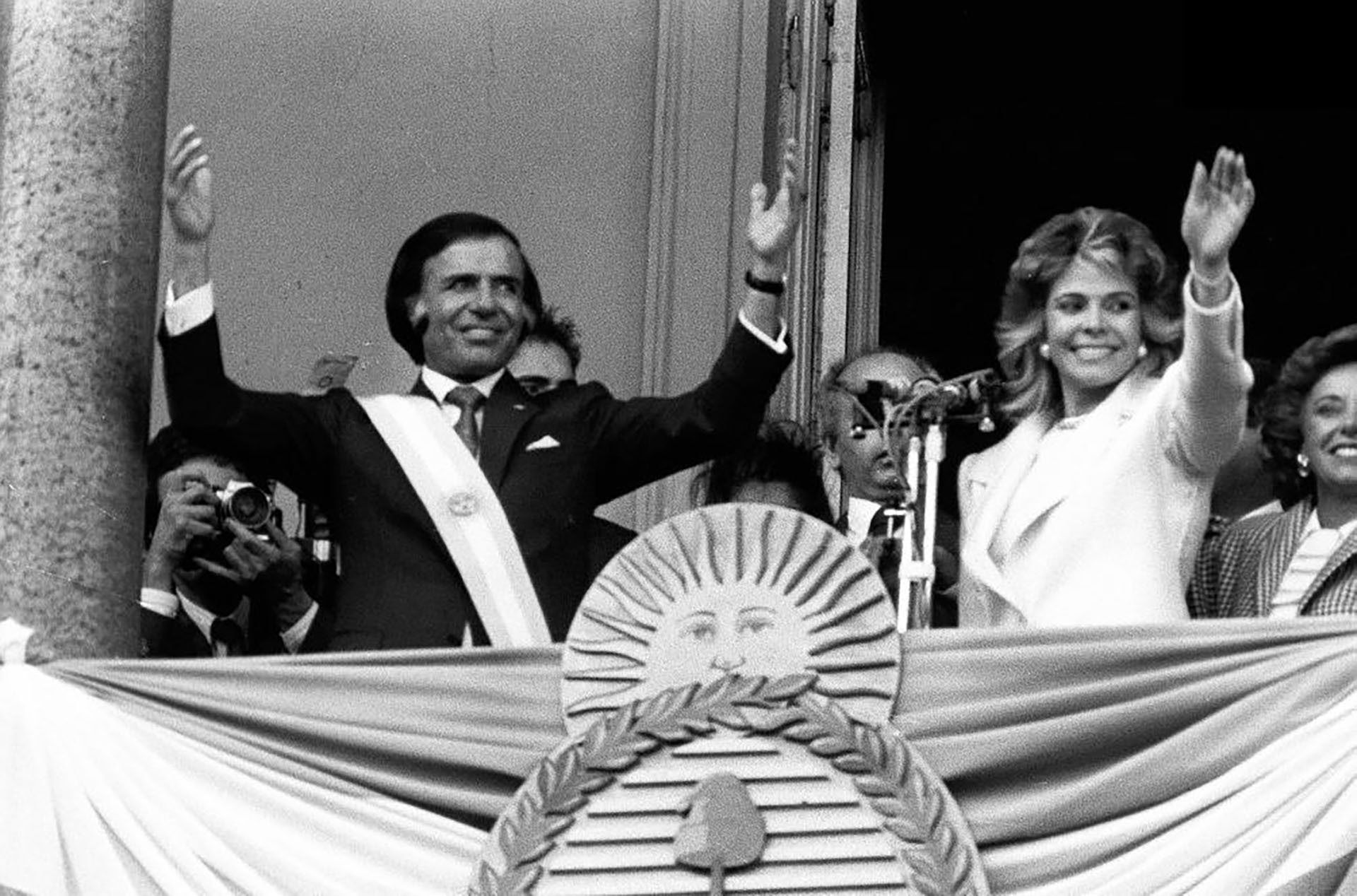 Carlos Menem y Zulema Yoma en el balcón de la Casa Rosada, el 8 de julio de 1989