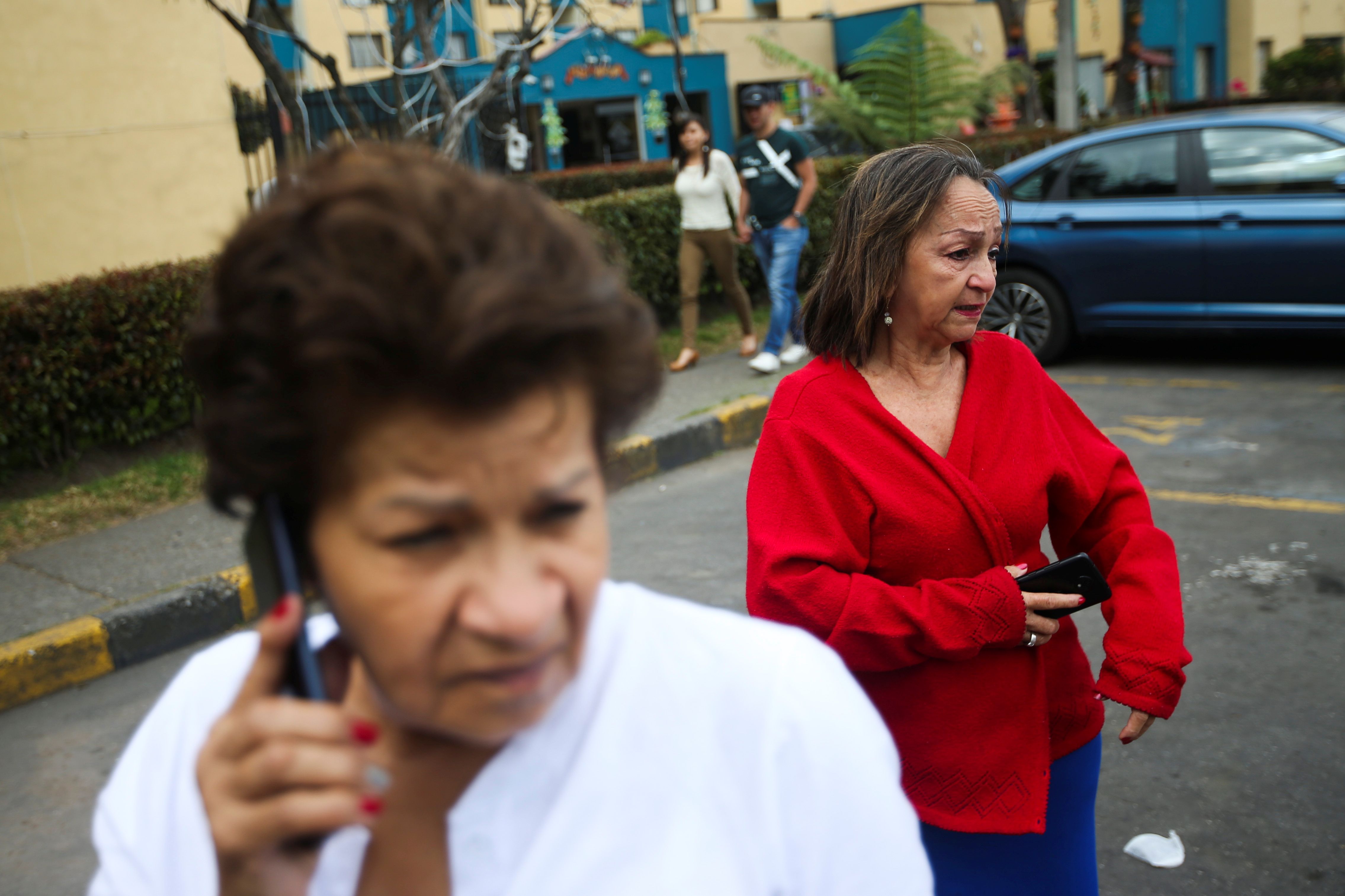 Un grupo de mujeres se reguarda en Bogotá luego del sismo. REUTERS/Luisa Gonzalez