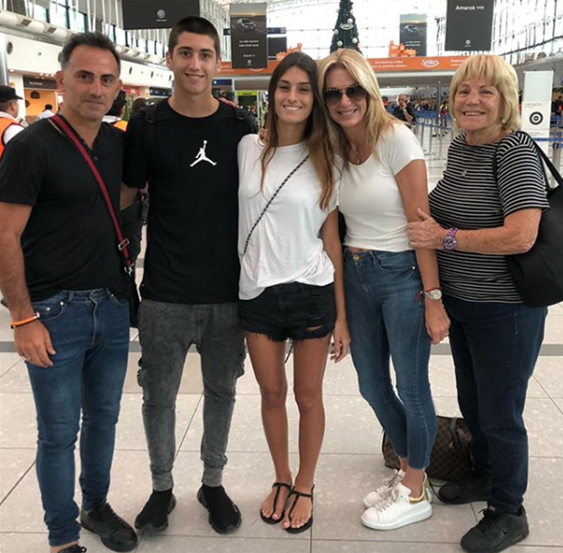 Lola Latorre despidió a su familia en el Aeropuerto de Ezeiza; es la primera vez que no se va de vacaciones con sus padres